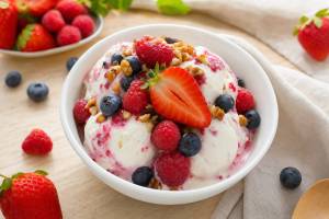 Helado fit de yogur y frutos rojos: cremoso, natural y bajo en azúcar