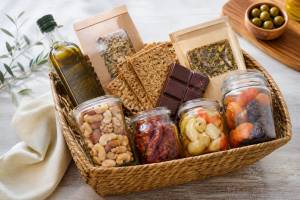 Ideas para preparar una cesta gourmet saludable y acertar con cada producto